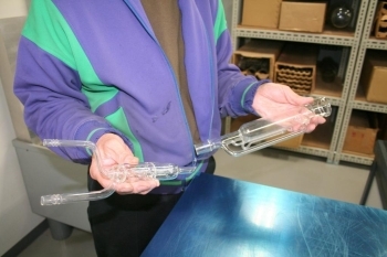 新素材開発のため研究所では様々な実験用器具の製作依頼がガラス工作室に寄せられます。