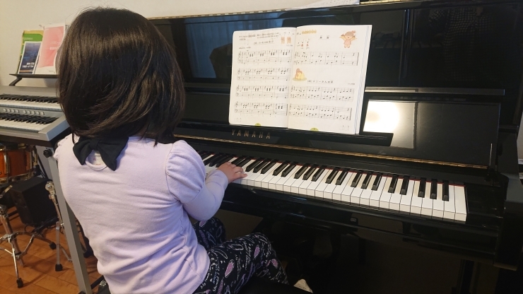 Yちゃん。ピアノ&楽譜とお友達になりつつあります♪「♪音楽とお友達♪～千葉県八千代のマリンバ・ピアノ・脳トレピアノ®️教室～」