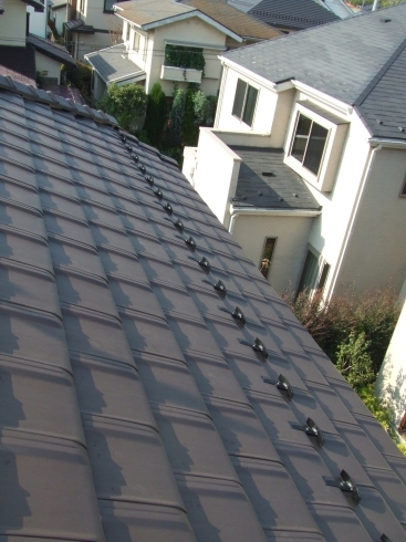金属の瓦屋根で軽量化が出来ます。「屋根の軽量化・壁の補強・白蟻駆除等地震対策はしていますか？【浦安・行徳の地域密着型リフォーム青山】」