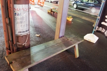 こちらは震災復興の一環として購入したベンチ。まちのシルバーシートとして利用されているようです。