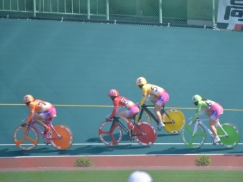 女子選手の自転車はとってもカラフル♪