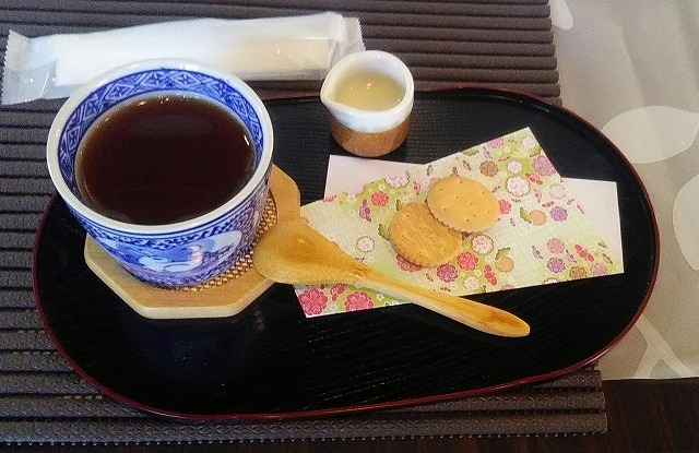 まずはこちらから紅茶を味わってください。「【和洋折衷の紅茶をどうぞ】山口市後河原で大正ロマンに浸れるカフェ『他万喜』」