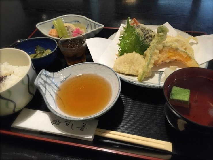 天ぷら定食　１２００円（税別）<br>煮物も吸い物も上品です。<br>もちろんお味も。