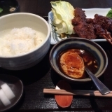 「串の助 kura」で味噌煮込み串定食を食べました