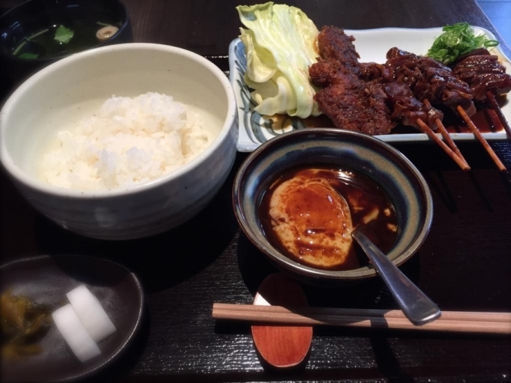 味噌煮込み串定食　８００円（税込み）<br><br>チャリンコKは愛知県三河地方の出身なので<br>思わず「味噌」に反応してしまいました。<br>定食の正体は、どて焼きとその味噌がかかったカツでした。<br>温泉卵の出汁まで味噌だったのには驚きましたが。