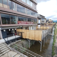 京の風物詩。鴨川納涼床のシーズン到来！！