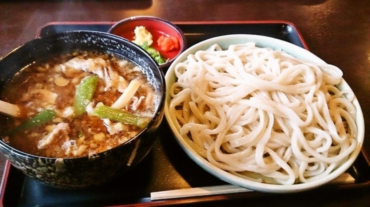 豚おろしつけ麺うどん　９００円　温かい汁に冷たい麺です。そばにもできます。