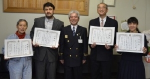 感謝状を手にする（左から）<br>鈴木さん、ハンドクレさん、勝さん、ジョイシさん<br>＝豊橋市役所で