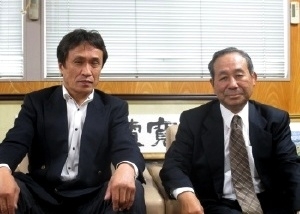 「子どもたちに日本拳法を広めたい」と<br>抱負を語る山本会長（右）と川原理事長<br>＝東愛知新聞社で