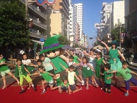 2014年のふなばし市民まつりに参加した「西船なな姫ちゃん食育応援プロジェクト」のみなさん（横洲かおるさん提供）