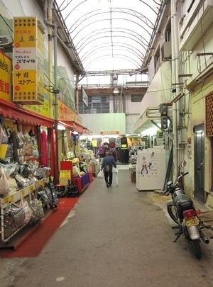 ここの枝分かれした道もむつみ橋商店街のエリアです。道がぐんと広くなります。