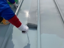 トタン屋根・ベランダの手すり塗装をさせて頂きました。