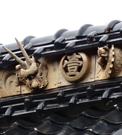 壹宮神社の屋根にかっこいい神紋と龍が！