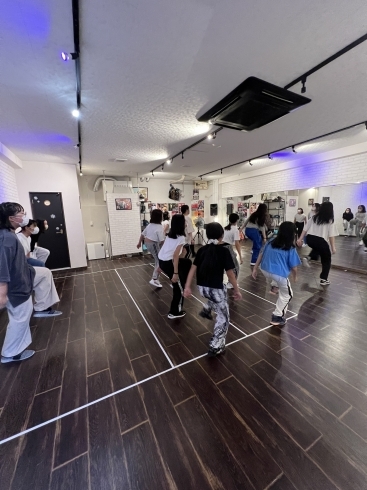 K-POPクラスレッスンの様子「DJスクール・K-POP ダンス　夏休み体験企画！」