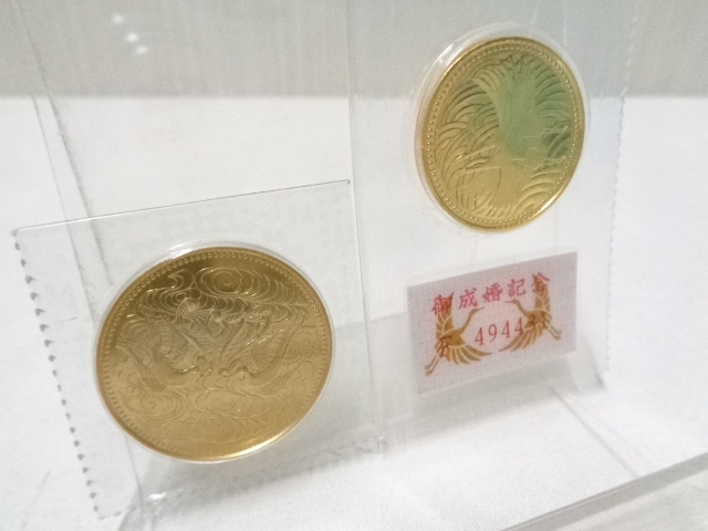 「伊丹市中野のお客様。5万円、10万円の記念金貨のお買取りです。金貨を高く売るなら、おたからやJR伊丹店！」