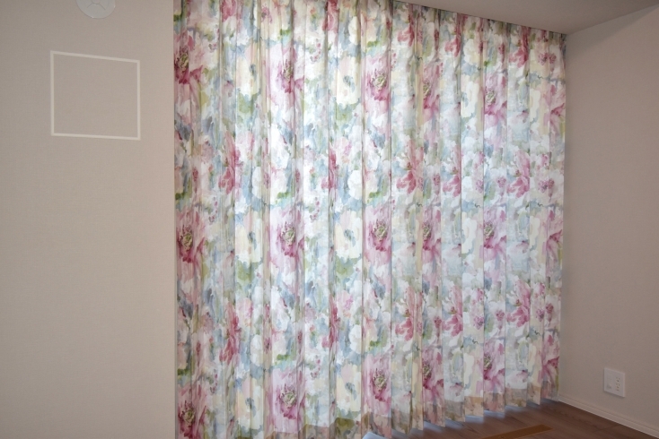 お部屋の印象を決めるカーテン選びは大事ですね「花柄コットンプリントでお部屋が華やかに☆」