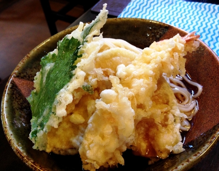 天ぷらぶっかけ（冷・大盛）<br>※野菜の天ぷらと大ぶりのエビ天が乗ってます。エビが存在感抜群！