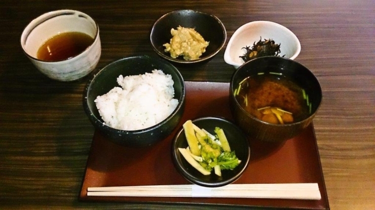 白飯、赤出汁、香の物（だいこんの酢漬け）、小鉢（里芋と鶏そぼろの煮物・ひじき）