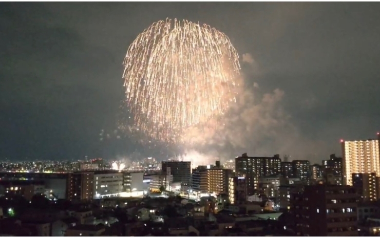 マンションから撮影した花火です♪「3年ぶりのなにわ淀川花火大会！」