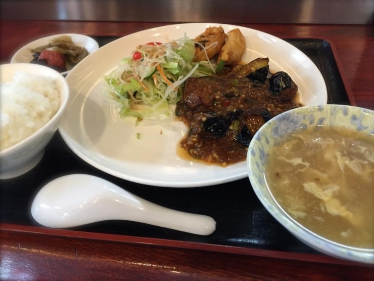 天津飯セットとどちらにしようか迷いましたが<br>本日のサービスランチ　７００円（税込み）<br>メインは麻婆茄子とかぼちゃの天ぷらでした。