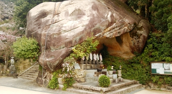 人面岩：高さ10メートル、周囲40メートルもある。