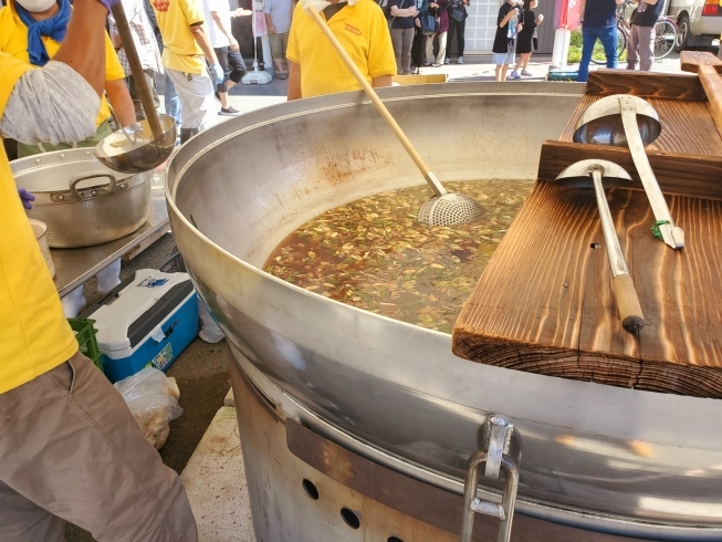 大鍋で作られる《いも煮》は本当に美味しいです❗「長井の《1000人いも煮会》に来ています✨」