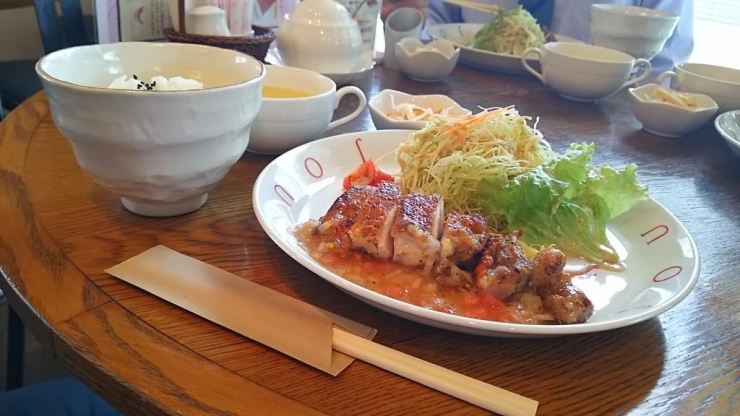 日替わりランチ（鶏モモ肉ソテー　ラビゴットソース・小鉢・スープ）