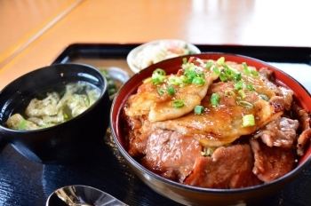 網焼きで丁寧に焼き上げる豚丼も人気です