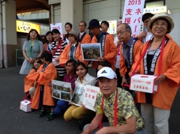 街頭募金活動に駆け付けた<br>「吉川市国際友好協会」の皆さん