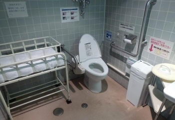 1階のだれでもトイレ「新宿コズミックスポーツセンター」