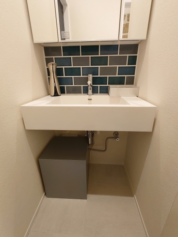 この黒いボックスの中に、電気温水器が設置されてます「水栓をひねると、すぐにお湯が出る～♪」
