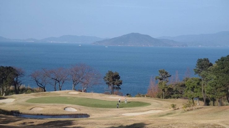 海が見えるゴルフ場です。「さぬき市商工会のゴルフコンペに参加しました。」