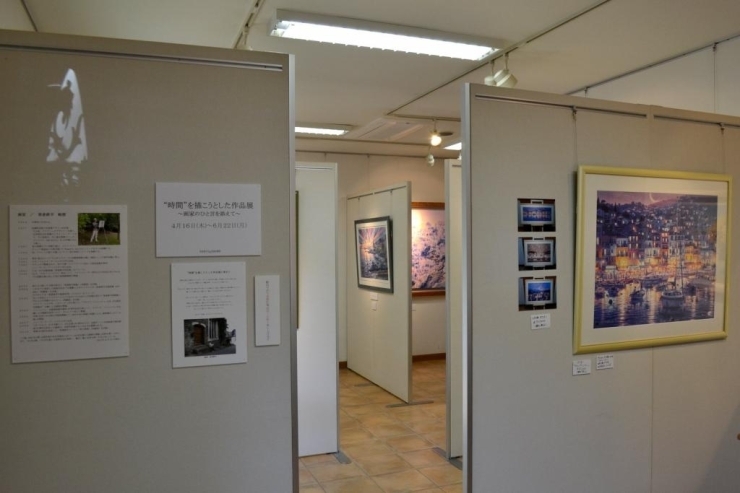 館内はミニマムスペースでありながらも、アットホームで居心地のよい空間に、笹倉さんの情景画の数々が展示されています。<br>