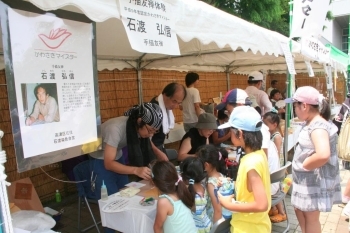 石渡さんのブースは開場と同時に子どもたちが並んで順番を待つという人気でした。