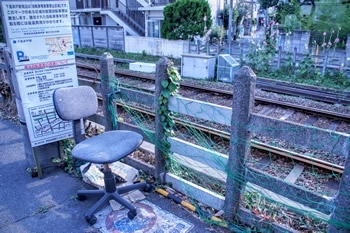 誰かが電車を見たかったのでしょうか……。<br>謎の椅子が設置されていました。