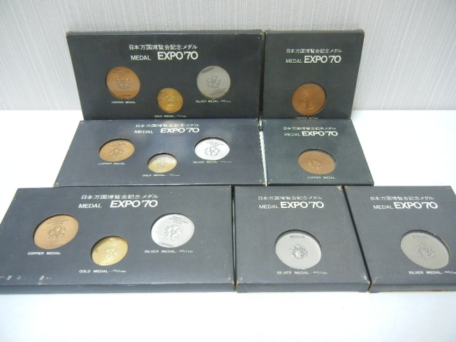 「伊丹市鴻池からご来店。EXPO70の記念メダルのお買取りです。メダルや古銭を売るなら、おたからやJR伊丹店をご利用ください。」