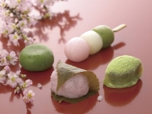 桜餅や三色団子など…春の定番和菓子を販売しております。