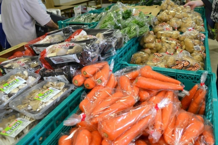 目玉となった生活創造館アズさんの100円市。<br>新鮮野菜から惣菜、パン、お菓子、ラムネなど充実した市場でした。