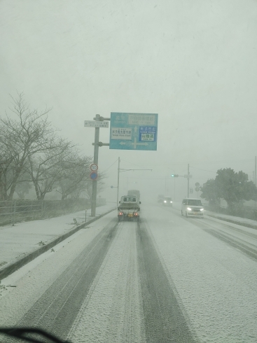 江島大橋。大吹雪で視界悪いです。「一瞬の積雪にビックリ」