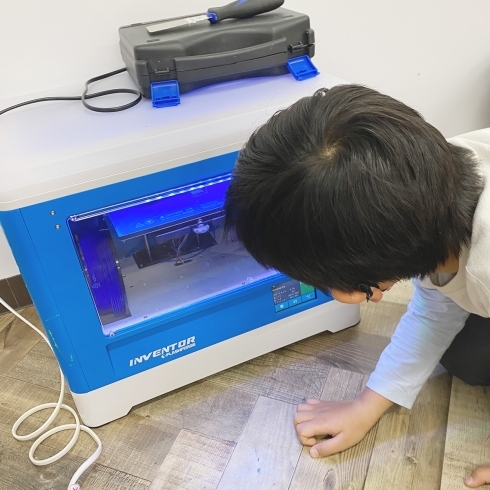 ３Dプリンター印刷中「【レッスンレポ】3Dプリンターが使える絵画教室【横浜JR根岸線・根岸駅から徒歩2分】」