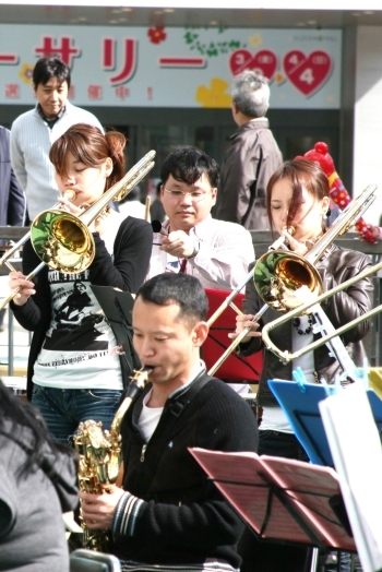 いきいきイベントでの演奏風景（樟葉駅前噴水広場にて）「NPO法人 くずは地域コミュニティ」