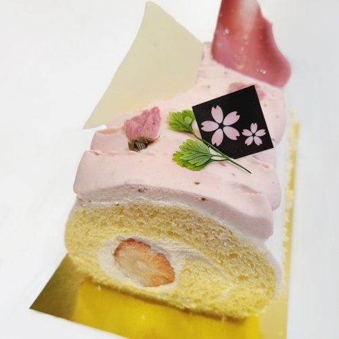 「『さくらロール』春らしい淡いピンク色のさくらクリームをしぼったロールケーキ」