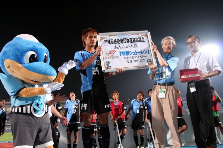 谷口選手と、賞のプレゼンターをつとめた若月技連協会長(左）と浅谷さん。
