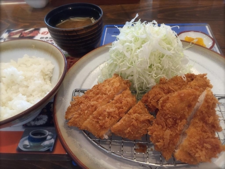 日替わりランチ　８６０円（税込み）<br>とんかつ屋のキャベツって、なんで美味しいんでしょう？？<br><br>レジで商品券出したら、初めての対応で、ちょっと店員さん焦ってました。<br>「もう引き換えされたんですか？」<br>「はい、さっき郵便局で」<br>「並んでました？」<br>「全然です」<br>「私も早く行かなきゃ」<br>という会話をしました。