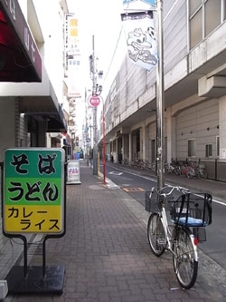 丸子温泉にいくには、そばの看板を横目に、線路沿いを歩いていきます。