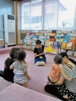 「富山市立図書館 蜷川分館」「富山さくらの名所」　太田川沿いにある図書館です。
