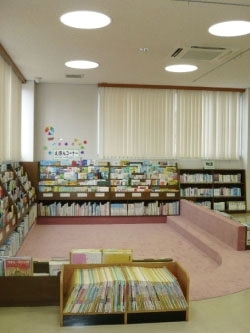 「富山市立図書館 堀川南分館」気軽に立ち寄れる、静かな住宅街の中の図書館です。
