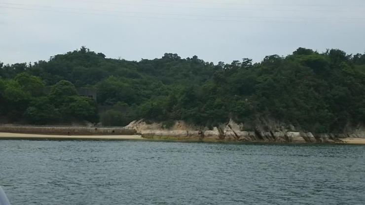 旧日本軍の毒ガス施設の遺跡が見えてくるともうすぐ大久野島の桟橋に到着です。