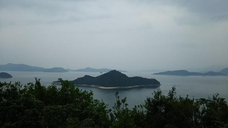 大久野島展望台から眺める瀬戸内の多島美。展望台までは結構な山道です。