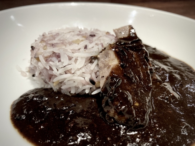 仔牛のブラックカレー　860円「仔牛ロース肉のブラックカレー！　千葉駅徒歩５分　裏千葉のレストラン&バー　ブリックです。」